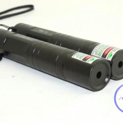  100mwレッドレーザーポインター　ミニレーザー　2in1満点星図案　登山多機能レーザー