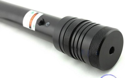 グリーンレーザーポインター 532nm 200mw 緑色レーザーポインター 焦点調整可能 多機能 懐中電灯式