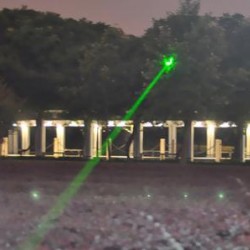 グリーンレーザーポインター 532nm 200mw 緑色レーザーポインター 焦点調整可能 多機能 懐中電灯式
